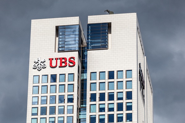 UBS reported first-quarter net profit of $3.04 billion, beating analyst expectations of $2.326 billion as strong client activity