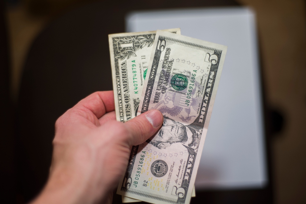 US dollar set to fall? Energy shocks and policy risks raise 