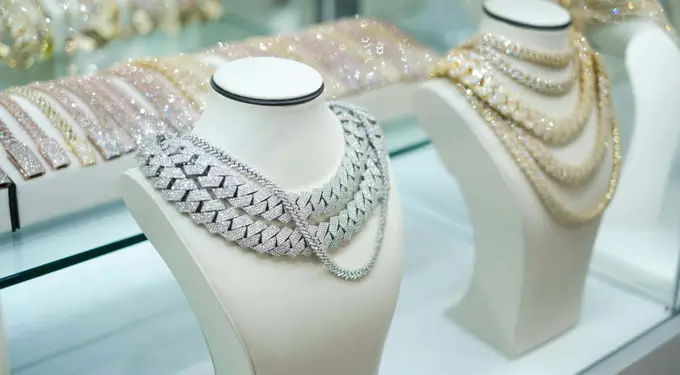 Silver slipped near $58.80 as Hormuz tensions lifted oil and inflation risks, while Fed rate bets kept pressure on XAG/USD.
