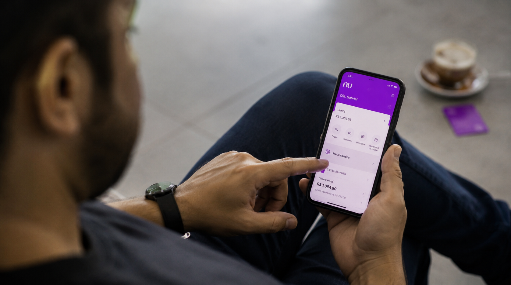 Eine Person, die die NU-Mobile-App nutzt