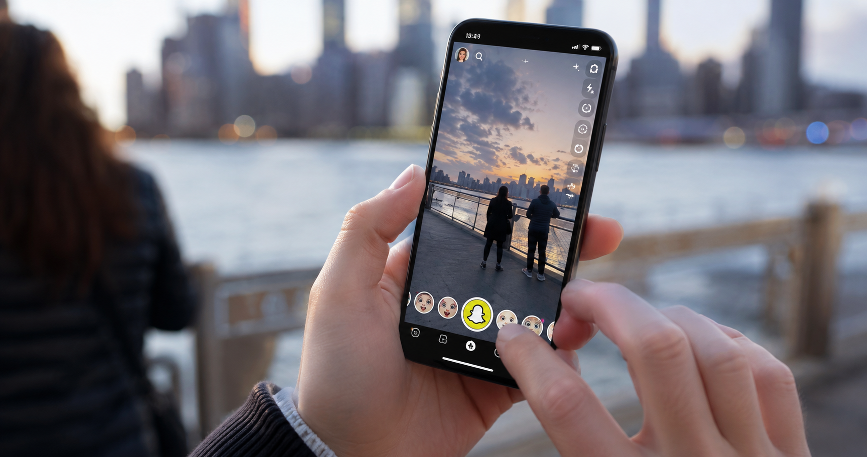 Eine Person, die die Snap-App auf ihrem Smartphone nutzt