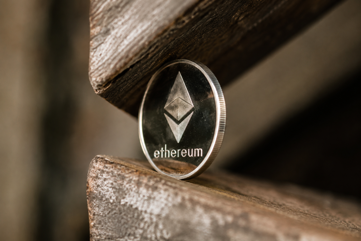 Ethereum-Münze balanciert in Nahaufnahme zwischen zwei Holzflächen