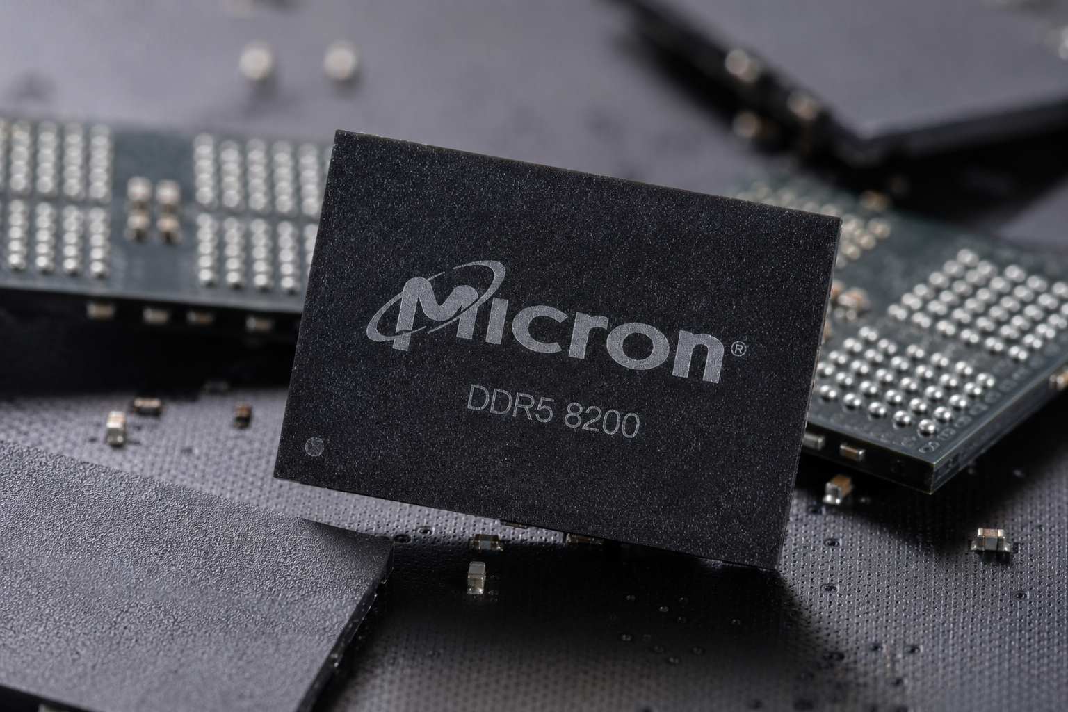 Micron DDR5 8200-Speicherchip, dargestellt zwischen anderen Halbleiterkomponenten.