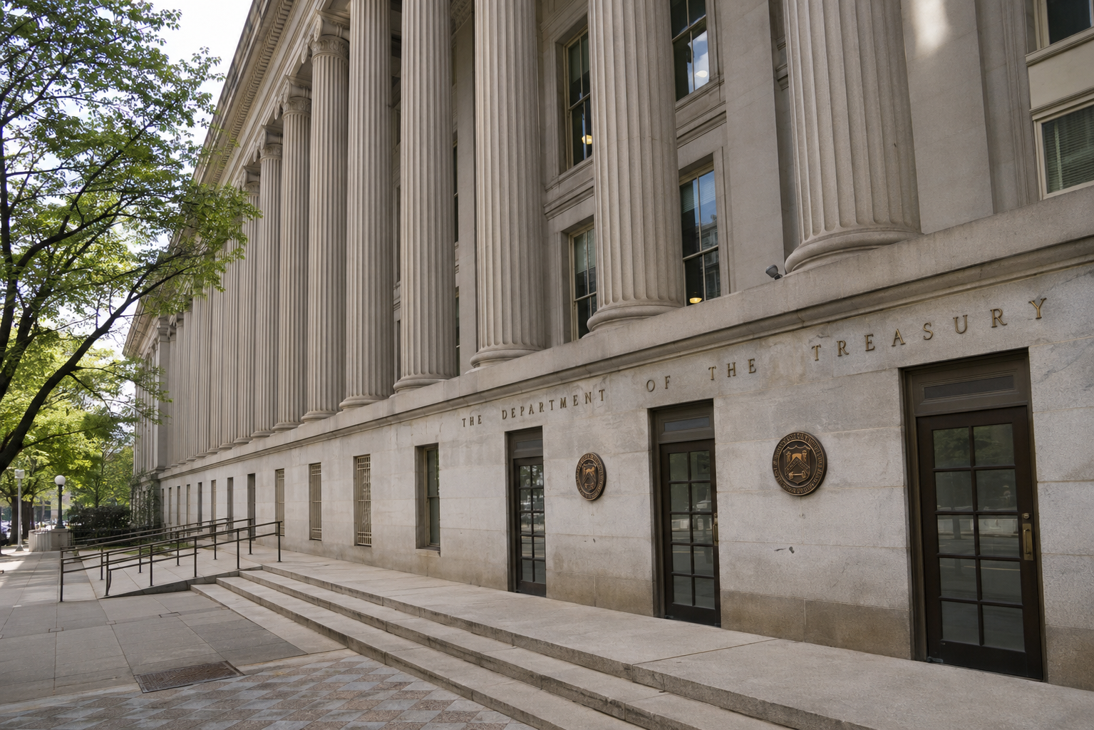 Hauptsitz des US-Finanzministeriums in Washington mit klassischen Säulen.