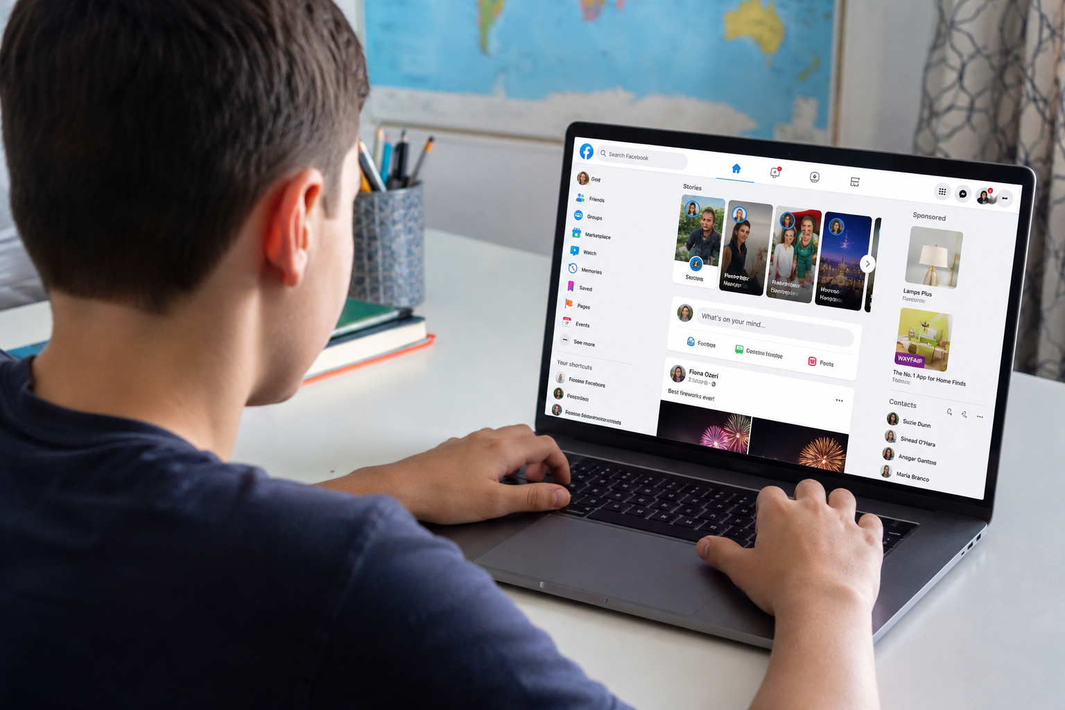 Junge Person durchsucht Facebook auf einem Laptop an einem Schreibtisch zu Hause.