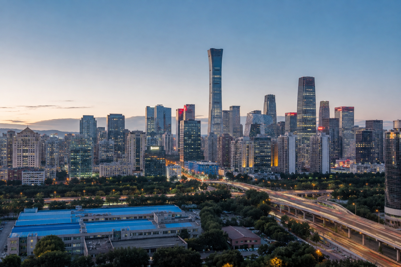 Die Skyline des CBD von Beijing in der Dämmerung, mit dem China Zun, das über den umliegenden Wolkenkratzern aufragt.