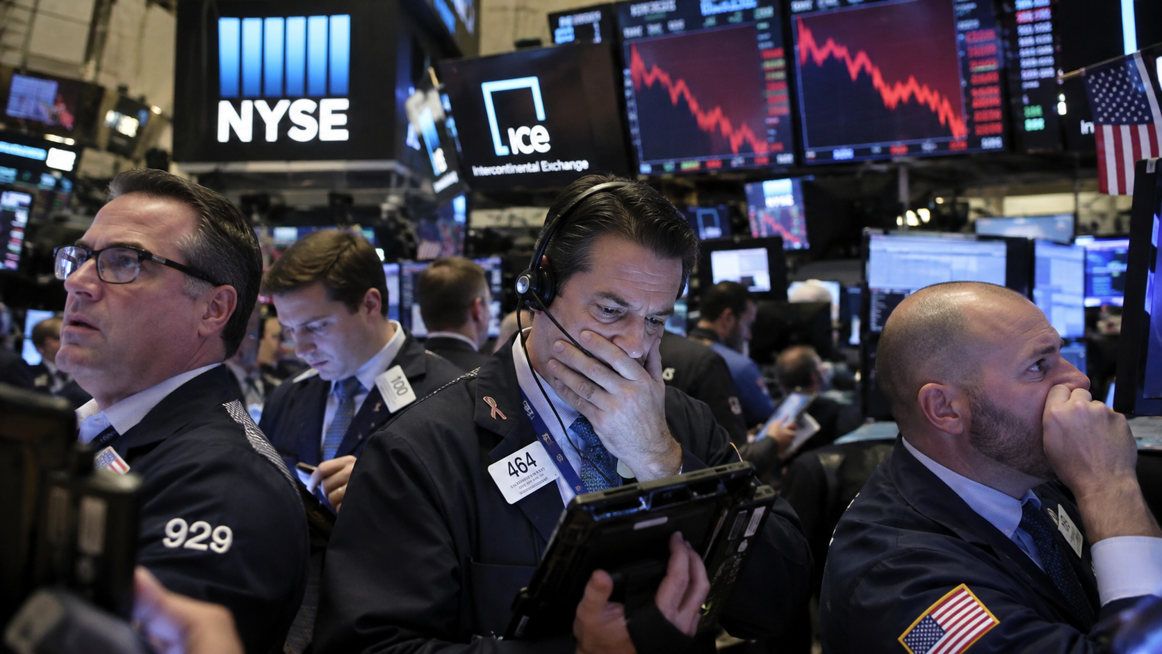 Händler am Parkett der New York Stock Exchange beobachten starke Kursverluste auf den Bildschirmen, während Verkaufsdruck die US-Aktien trifft.
