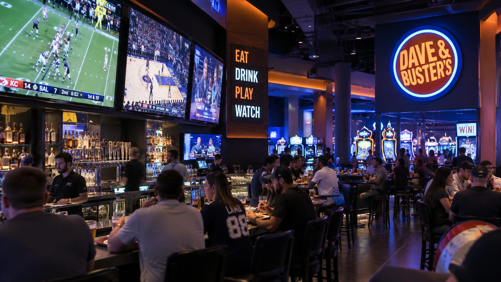 Personen spielen in der Spielhalle von Dave and Buster's