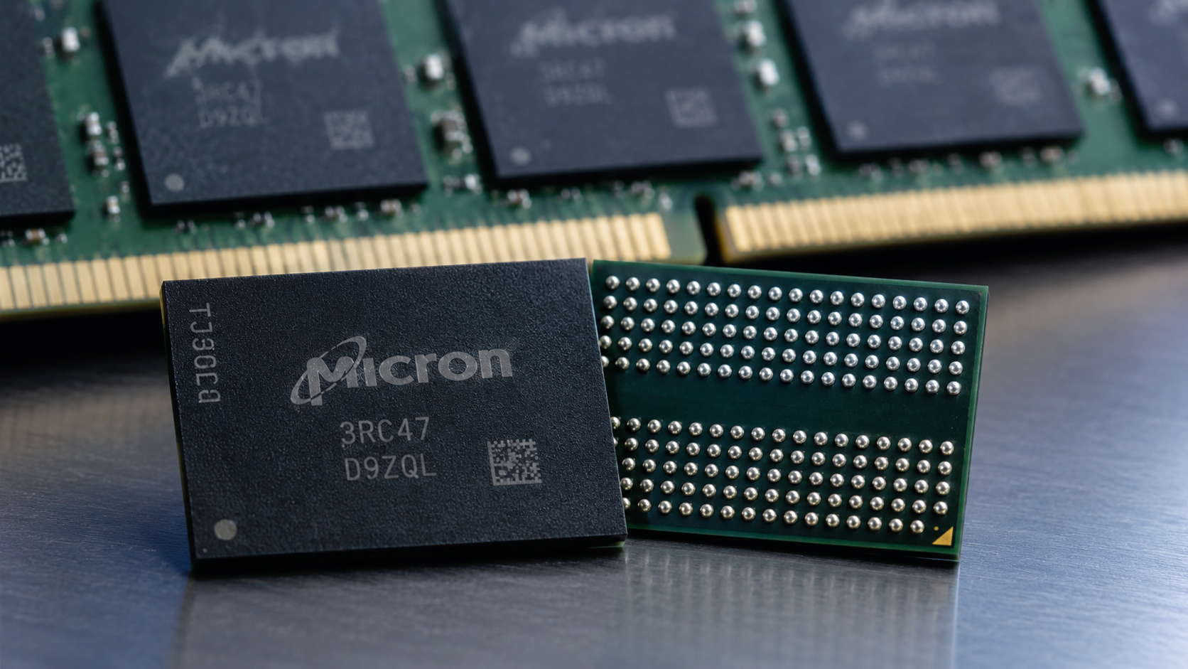 Nahaufnahme von Micron-Speicherchips neben einem RAM-Modul, die Halbleiterkomponenten zeigen, die in Computern, Servern und Rechenzentren verwendet werden.