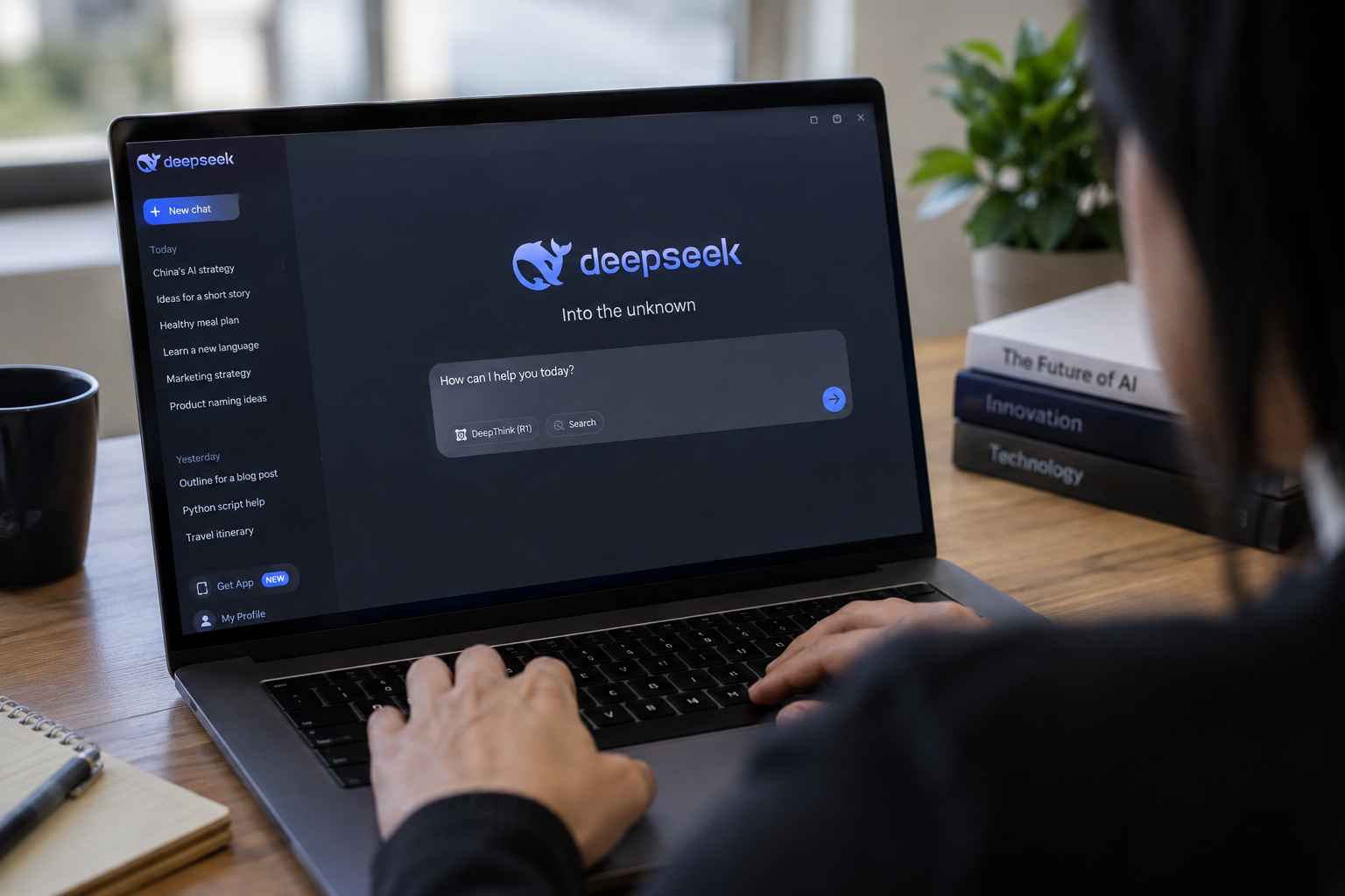 Person, die das DeepSeek-Modell an einem Computer nutzt