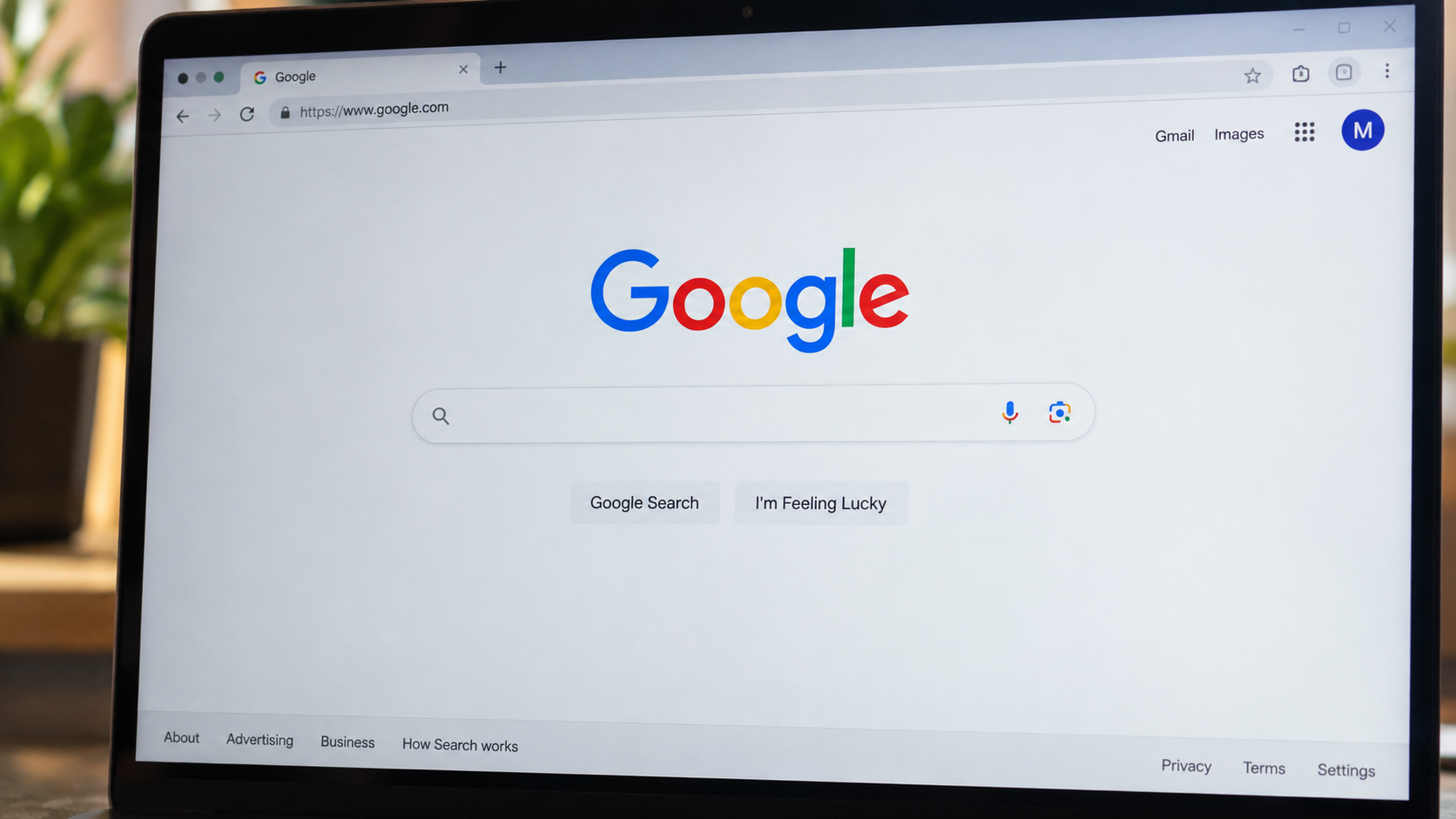 Startseite von Google Search auf dem Bildschirm eines Laptops, mit sichtbarem Google-Logo und Suchleiste.